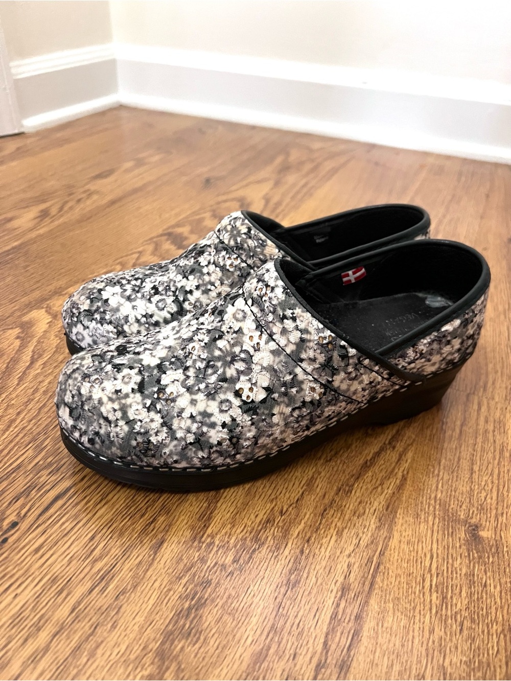 Sanita Floral Danish Clogs EU 37 US 6 Black Gray Textured